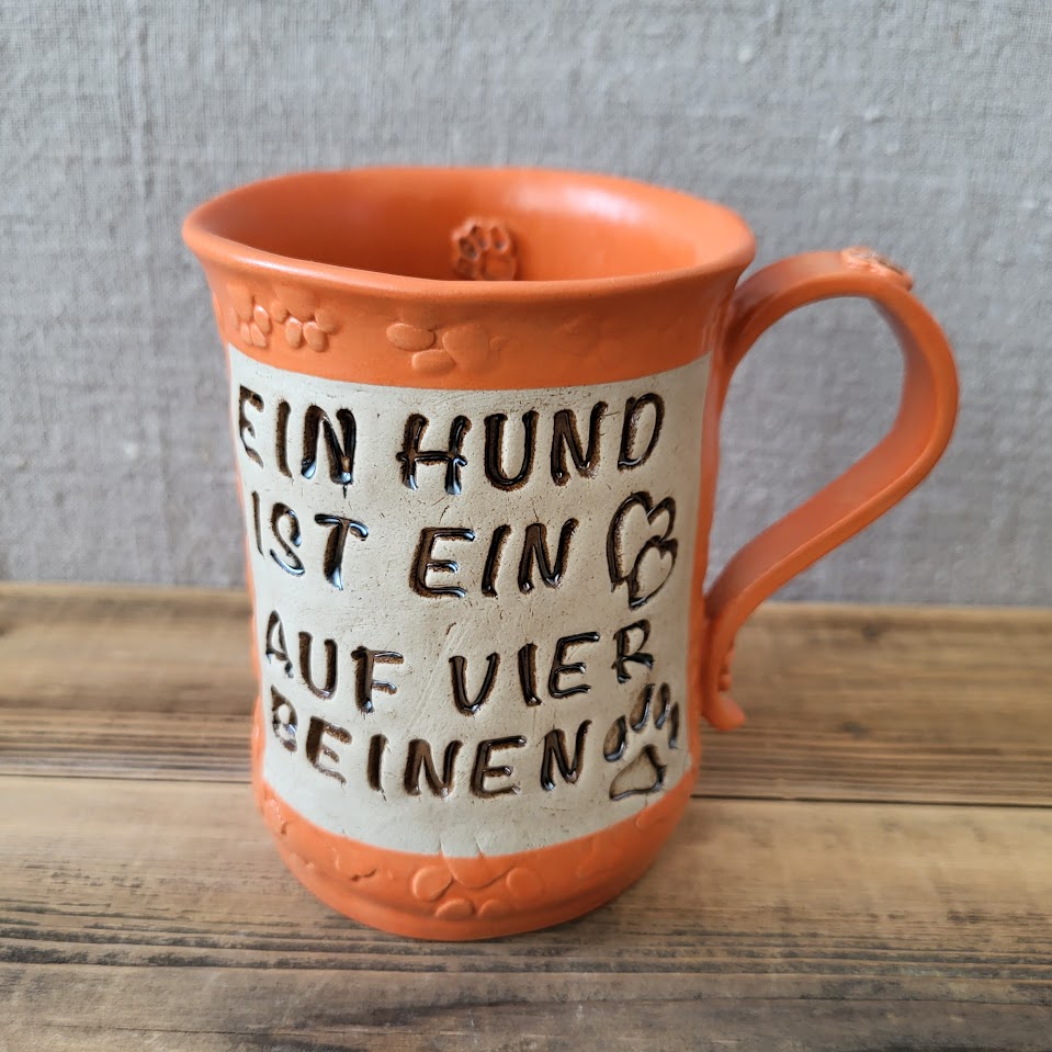 Keramiktasse "Ein Hund ist ein Herz..." orange
